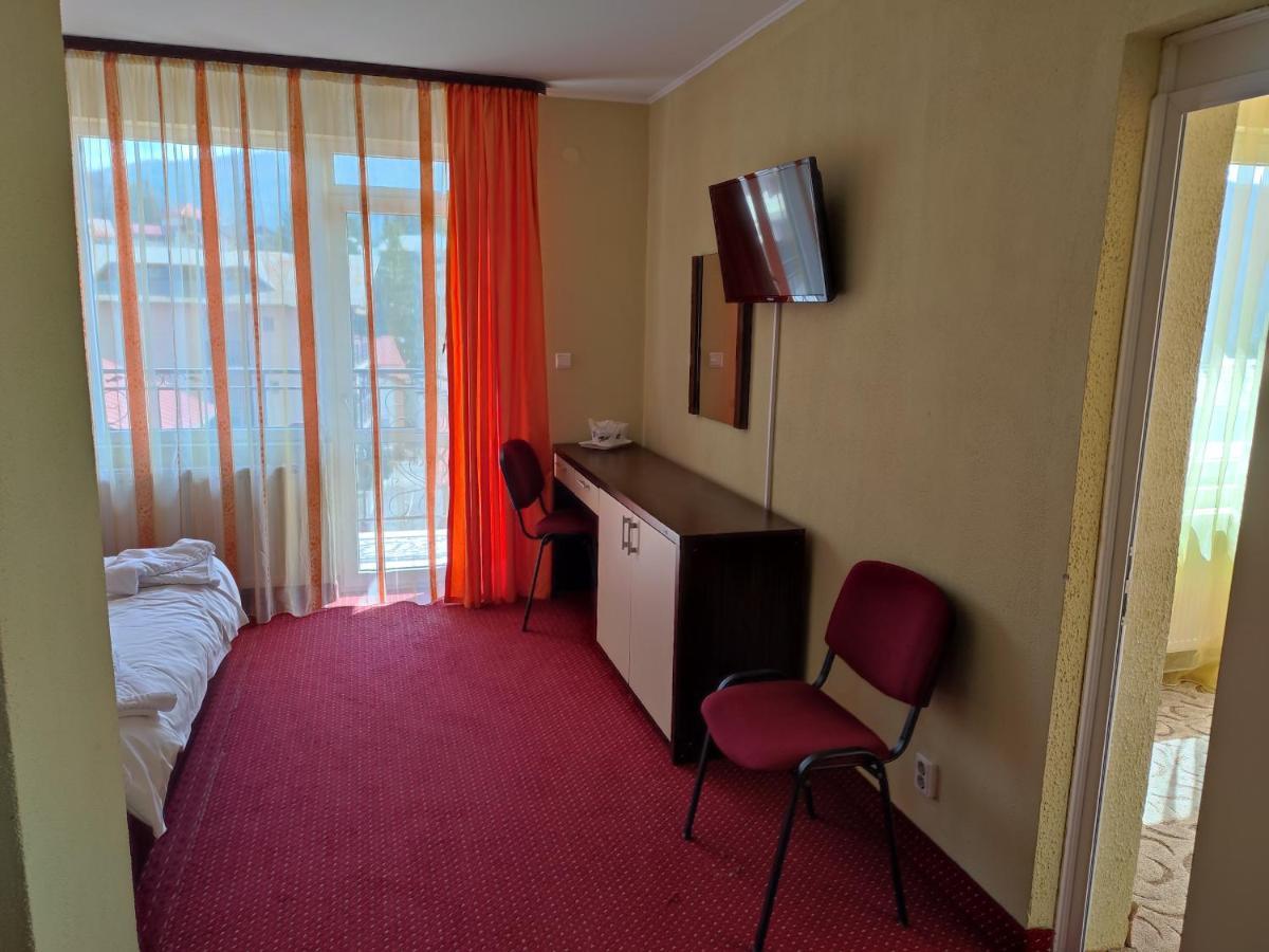 Hotel Iri Buşteni Buitenkant foto